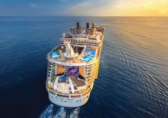 Лайнер «Allure of the Seas»